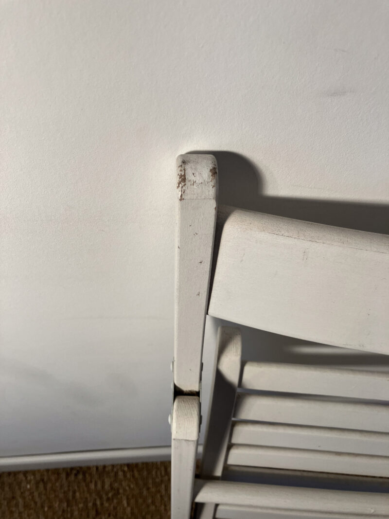 Chaise pliable en bois blanc – Image 6