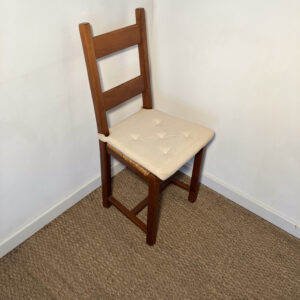 Chaise en bois vernis