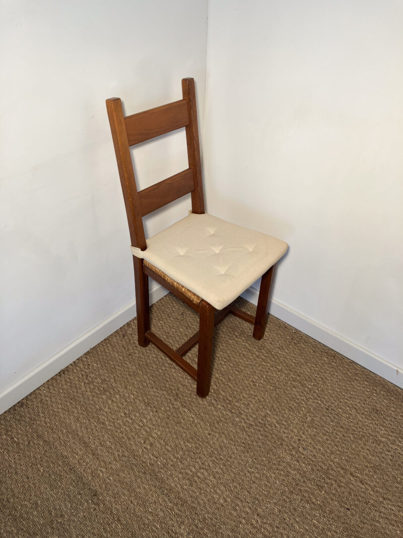 Chaise en bois vernis