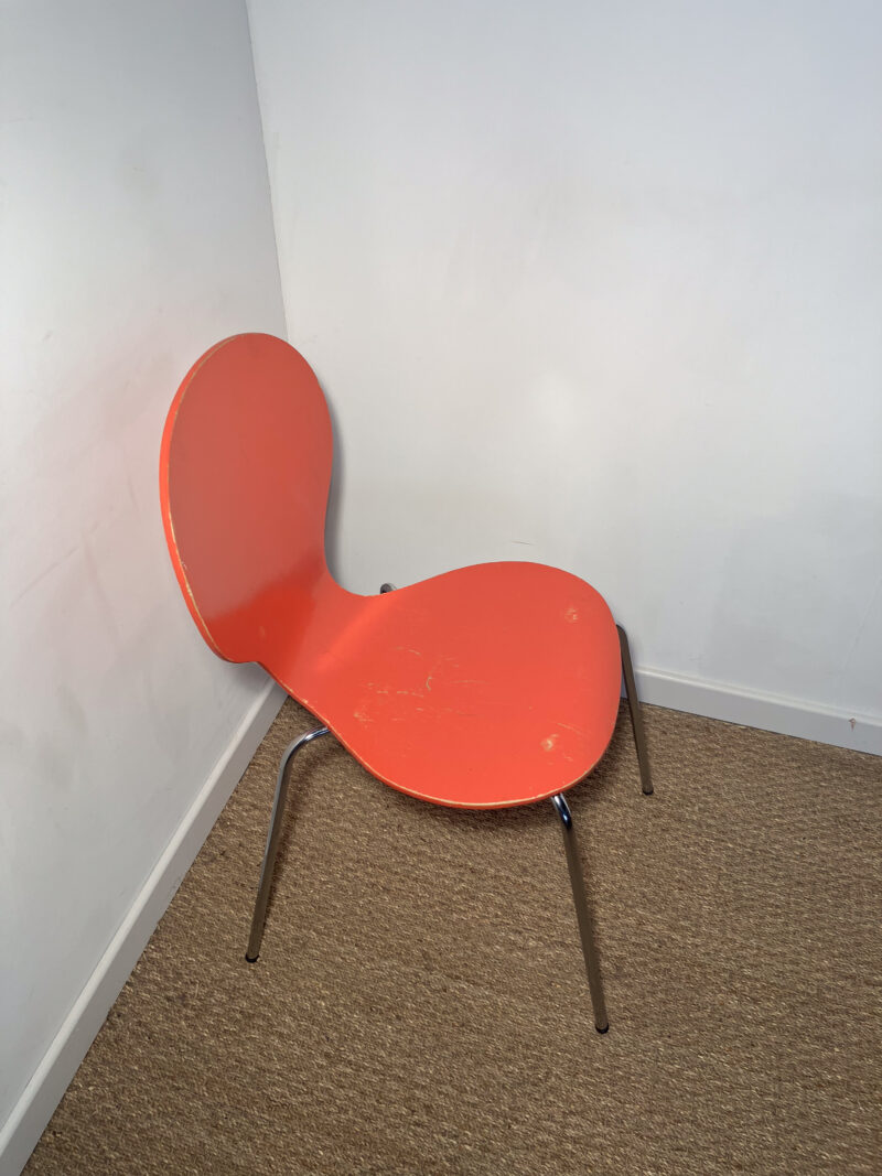 Chaise en bois orange (à l'unité) – Image 3