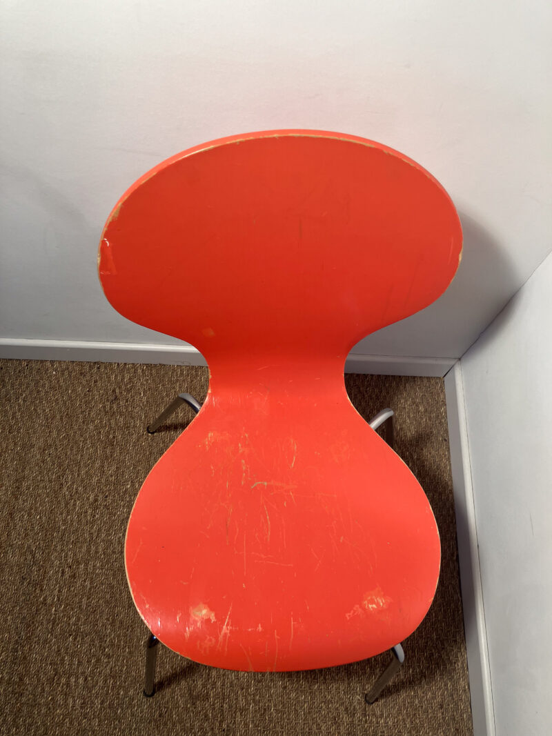 Chaise en bois orange (à l'unité) – Image 4