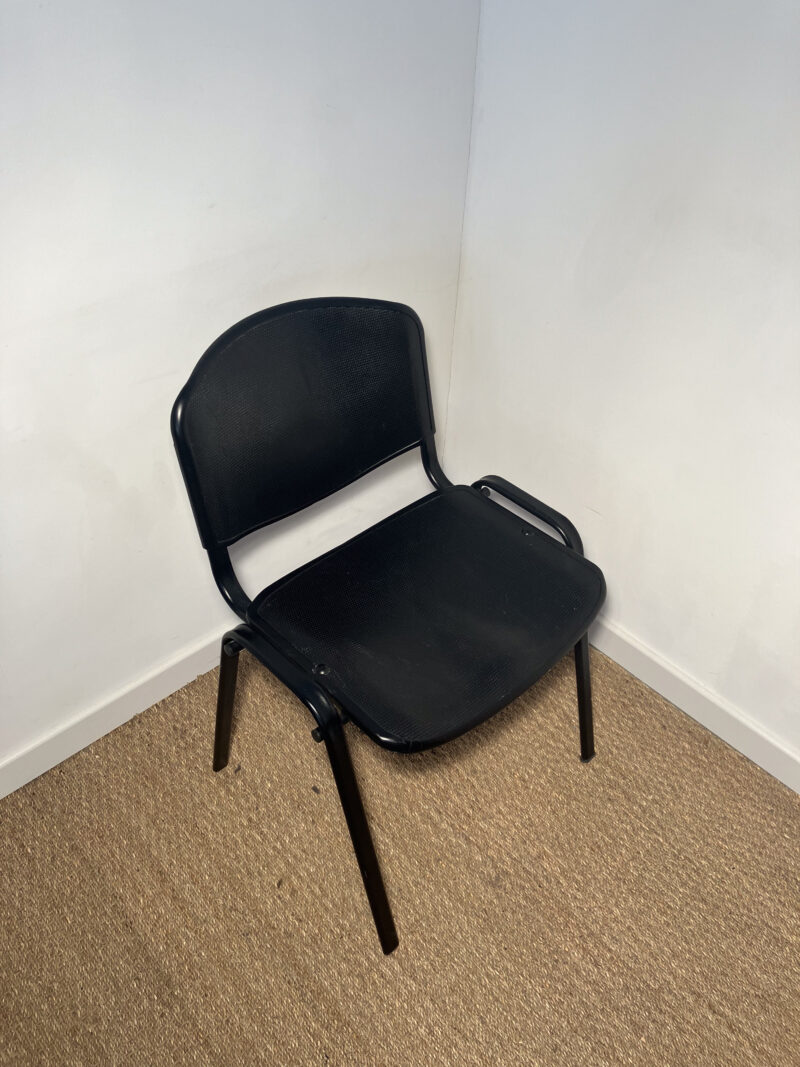 Chaise noire plastique (à l'unité)