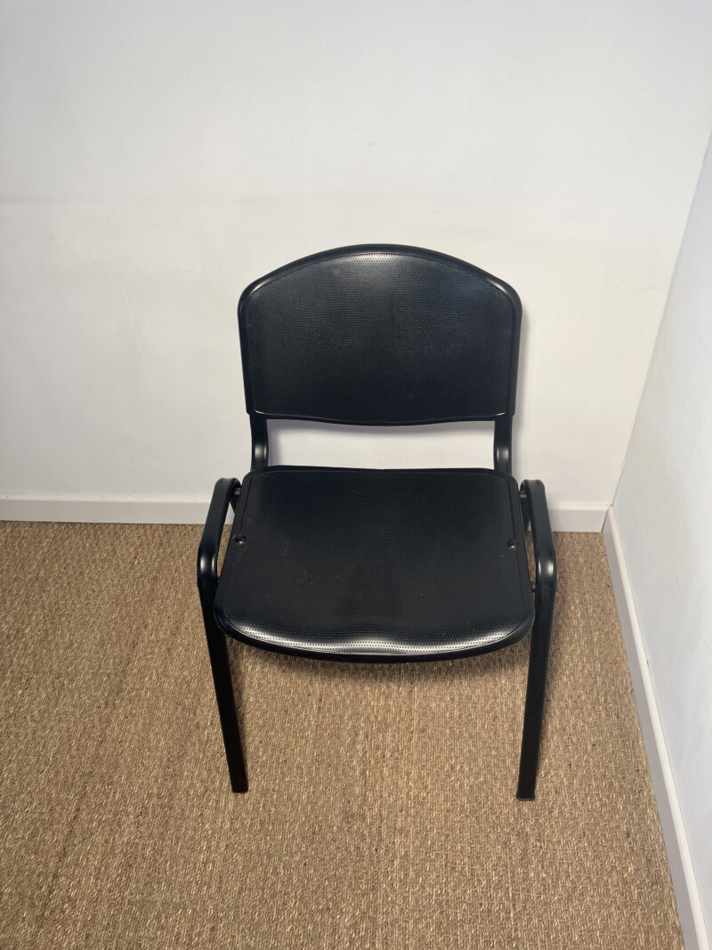 Chaise noire plastique (à l'unité) – Image 2