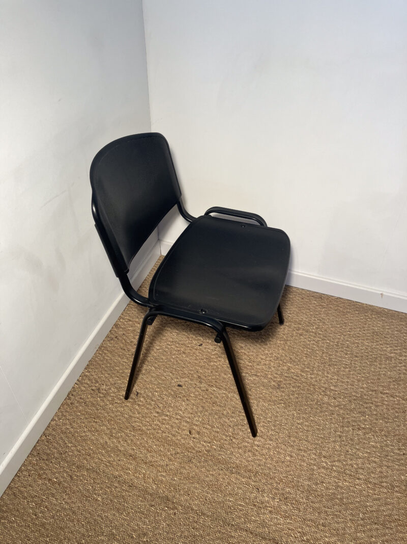 Chaise noire plastique (à l'unité) – Image 3