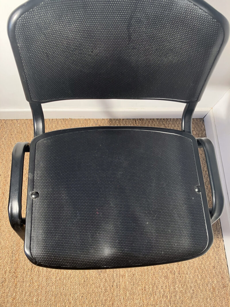 Chaise noire plastique (à l'unité) – Image 4