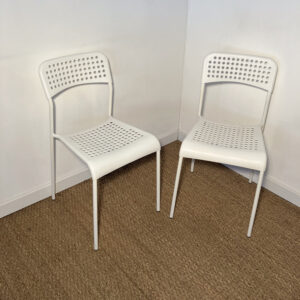 Lot de 2 chaises blanches plastiques