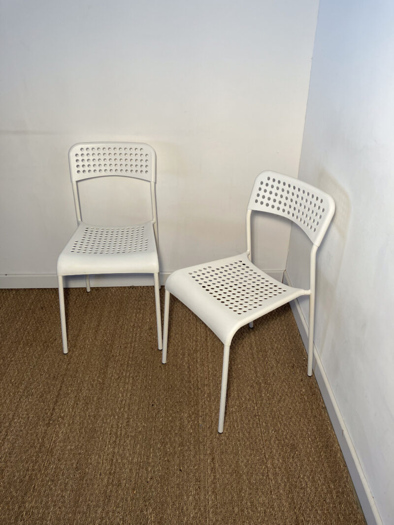 Lot de 2 chaises blanches plastiques – Image 2