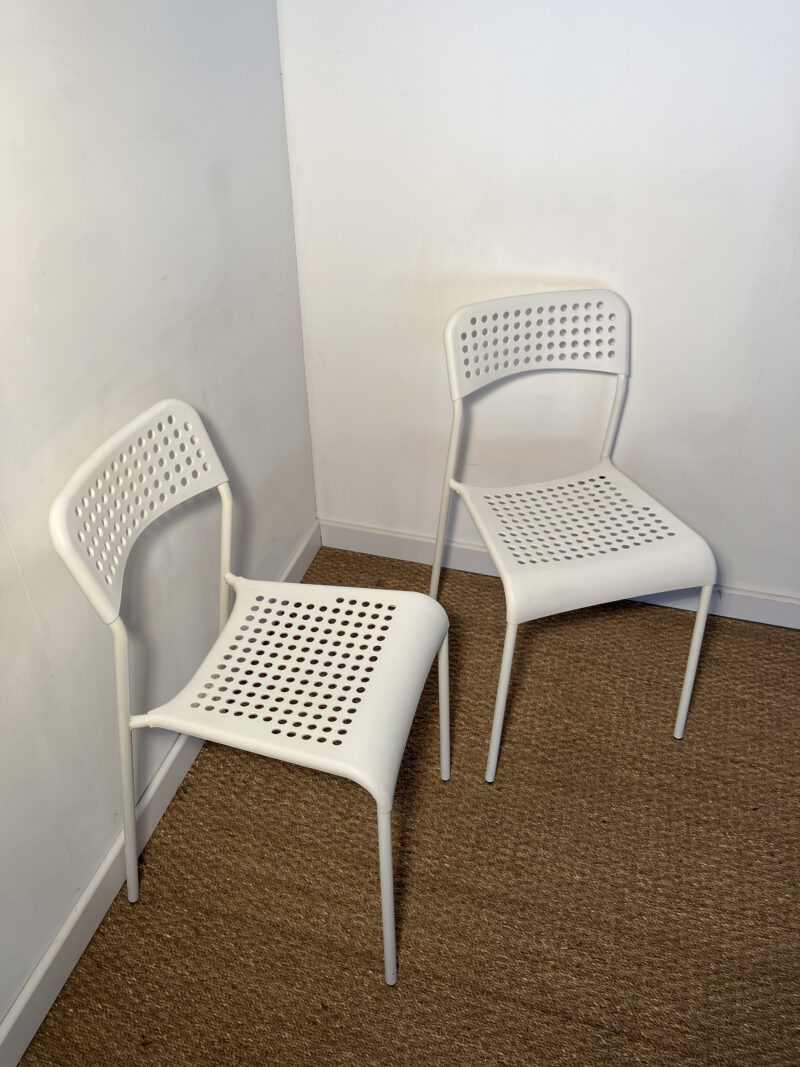 Lot de 2 chaises blanches plastiques – Image 3