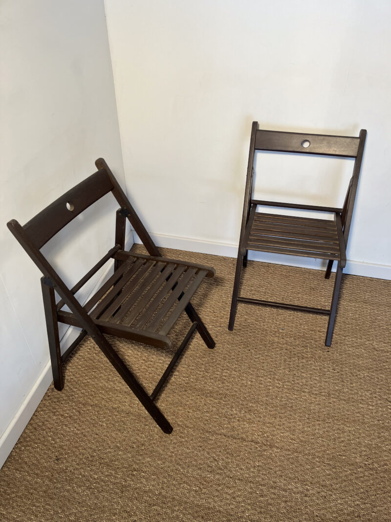 Lot de 2 chaises pliables en bois brun – Image 3