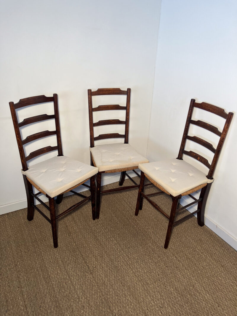 Lot de 3 chaises en bois foncé