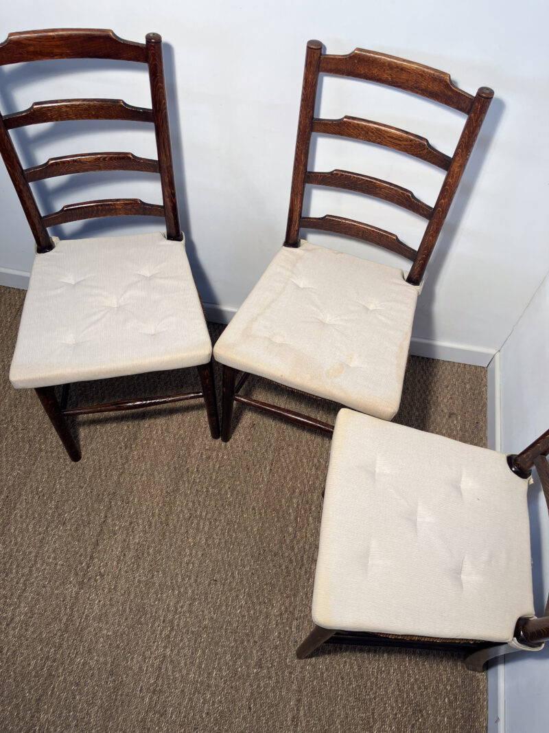 Lot de 3 chaises en bois foncé – Image 8