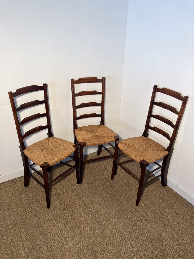 Lot de 3 chaises en bois foncé – Image 2