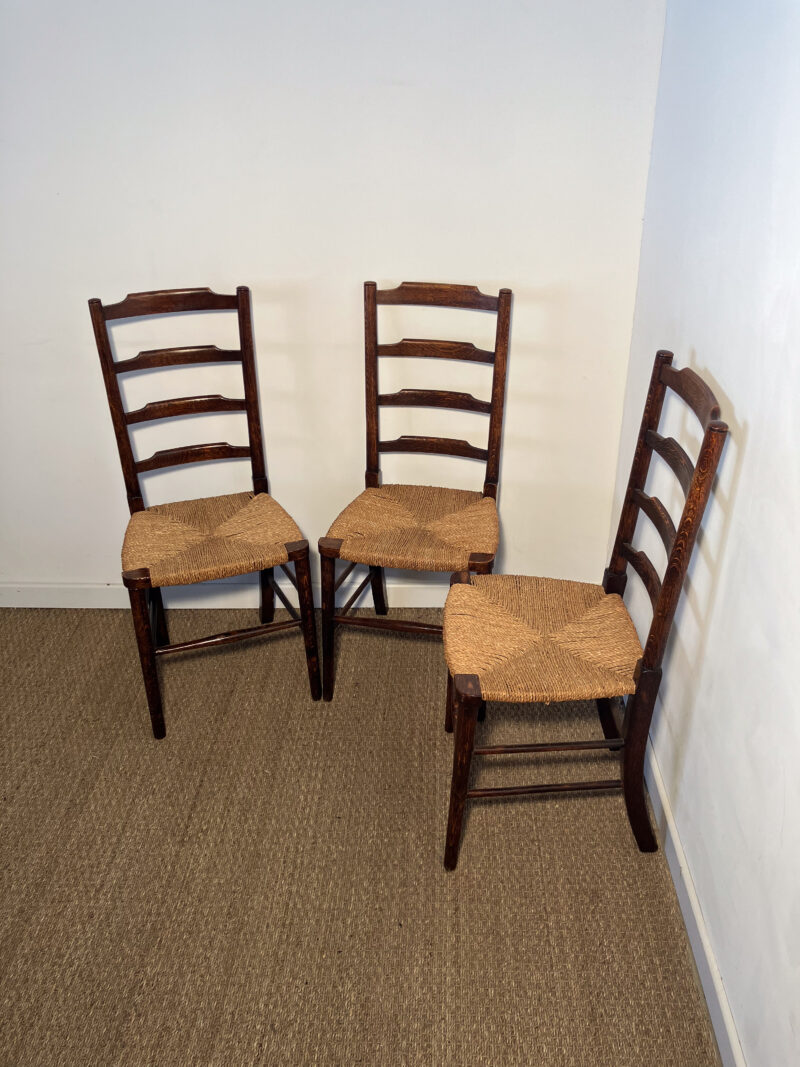 Lot de 3 chaises en bois foncé – Image 3