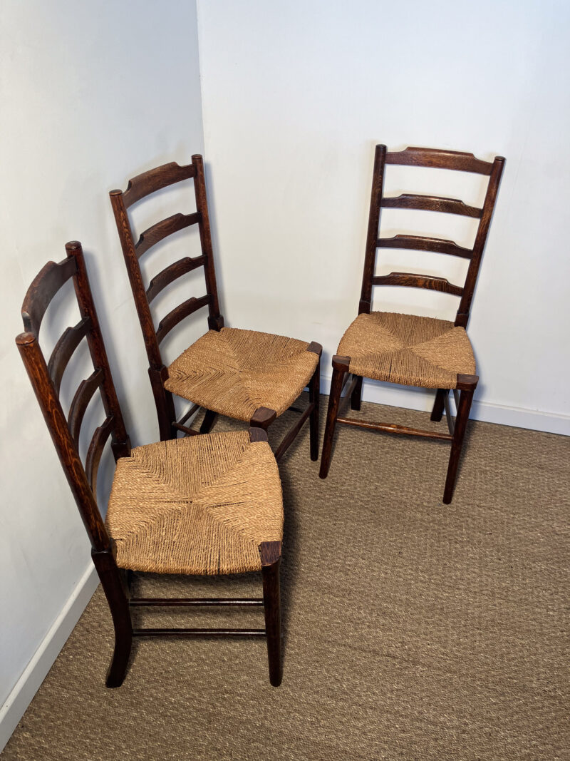 Lot de 3 chaises en bois foncé – Image 4