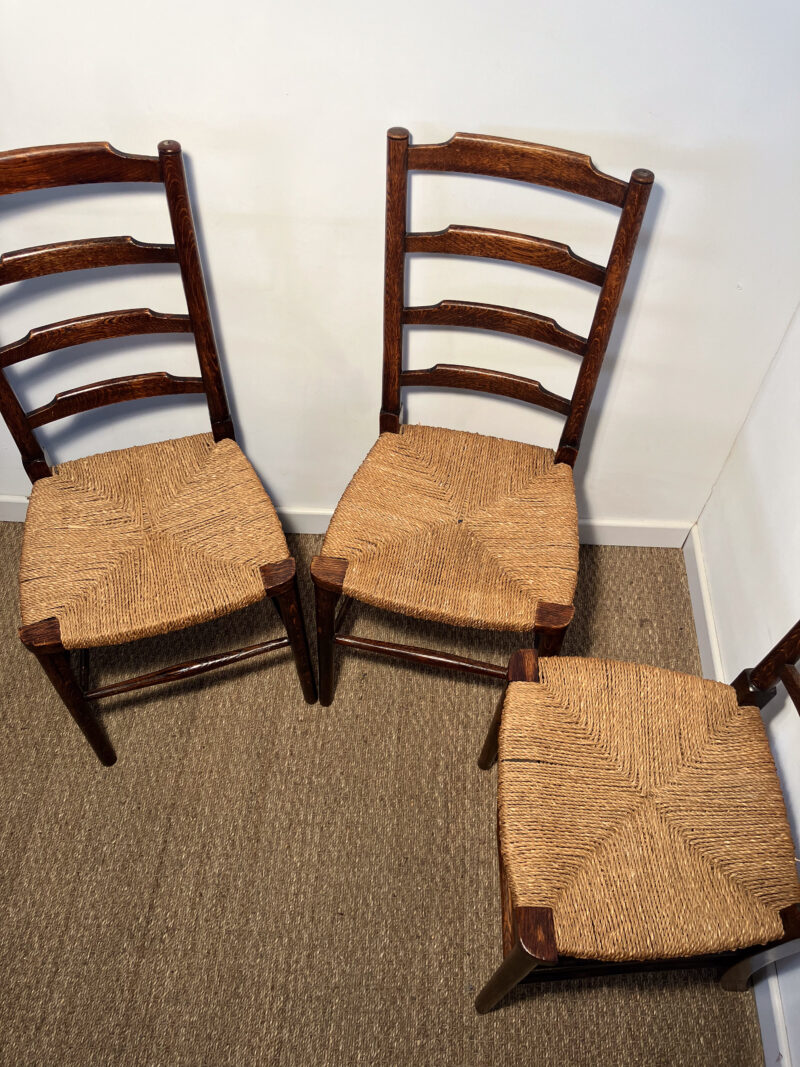 Lot de 3 chaises en bois foncé – Image 5