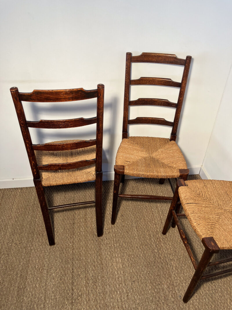 Lot de 3 chaises en bois foncé – Image 6