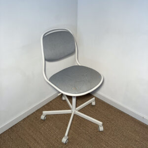 Chaise de bureau à roulettes (grise & blanc)