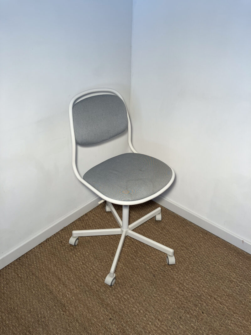Chaise de bureau à roulettes (grise & blanc)