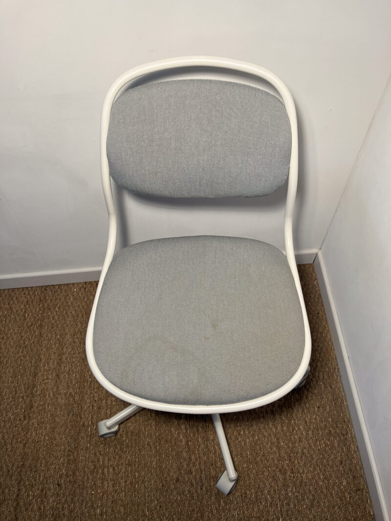 Chaise de bureau à roulettes (grise & blanc) – Image 4