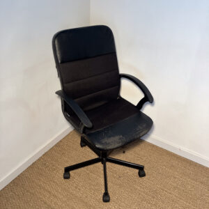 Chaise de bureau noire sur roulettes