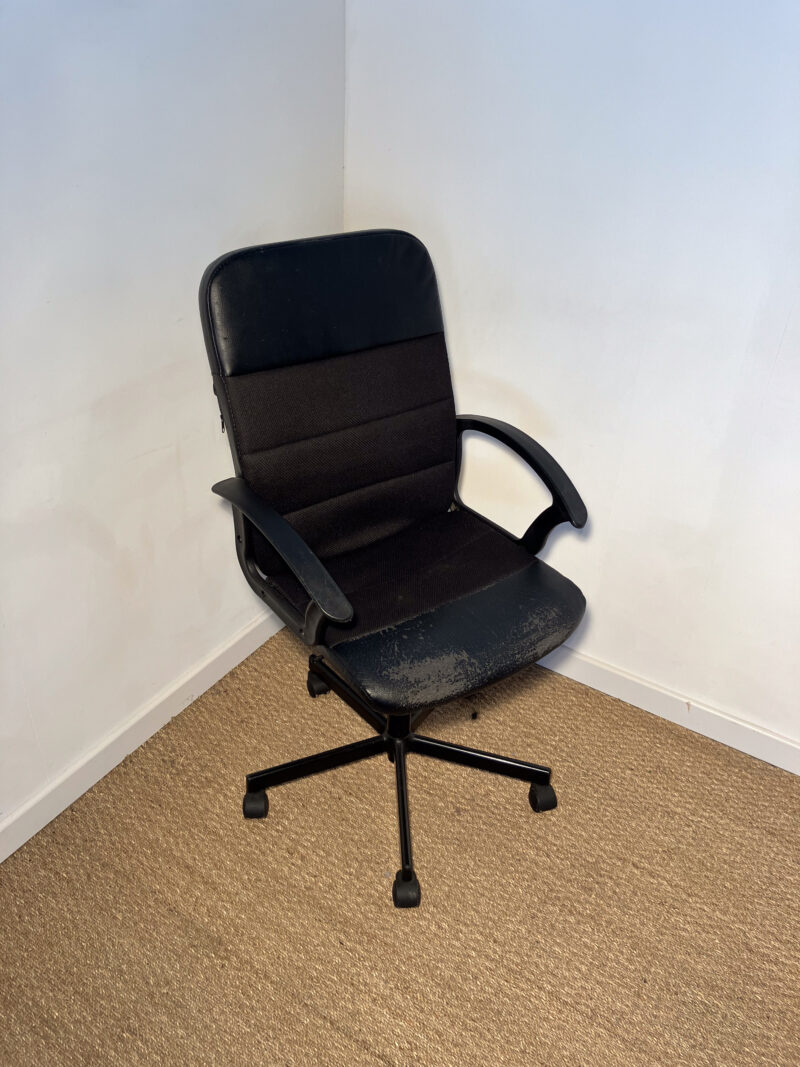 Chaise de bureau noire sur roulettes