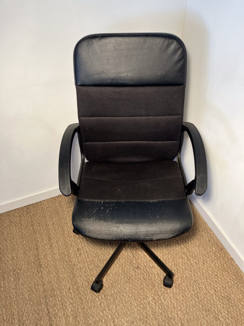 Chaise de bureau noire sur roulettes – Image 2