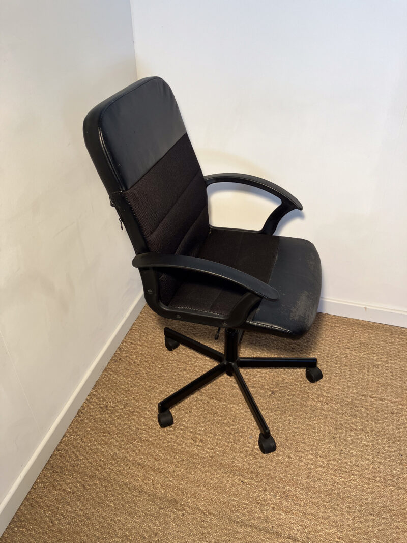 Chaise de bureau noire sur roulettes – Image 3