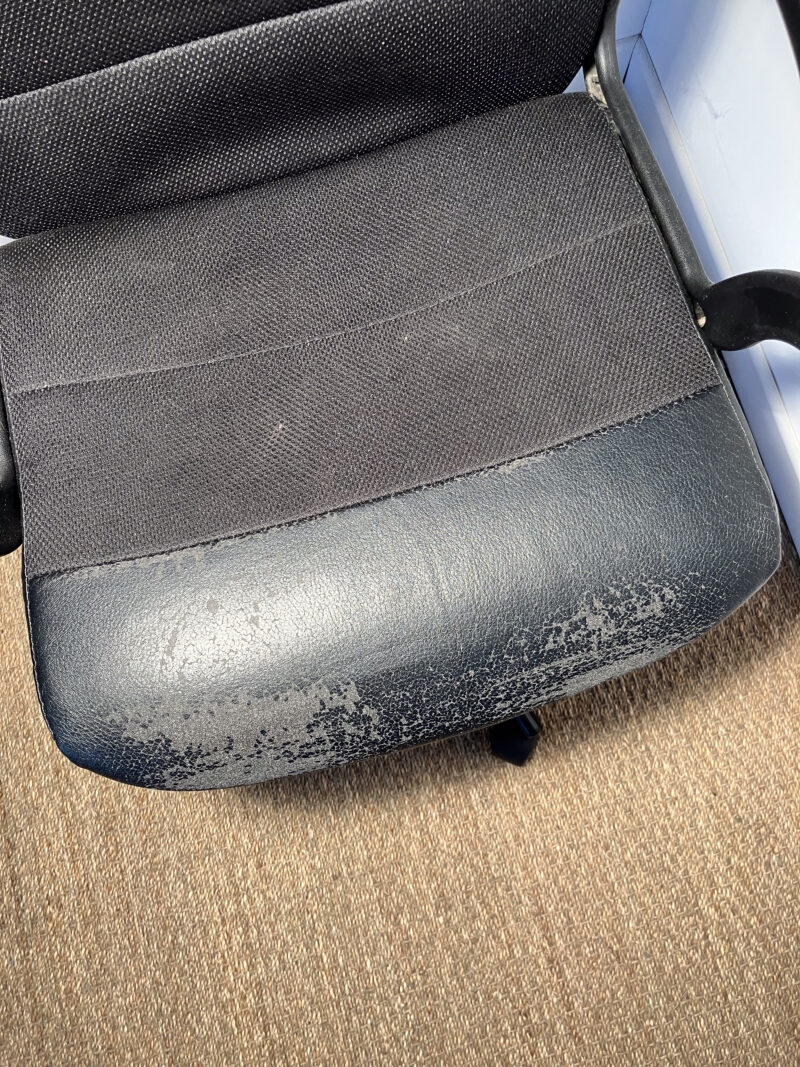 Chaise de bureau noire sur roulettes – Image 4