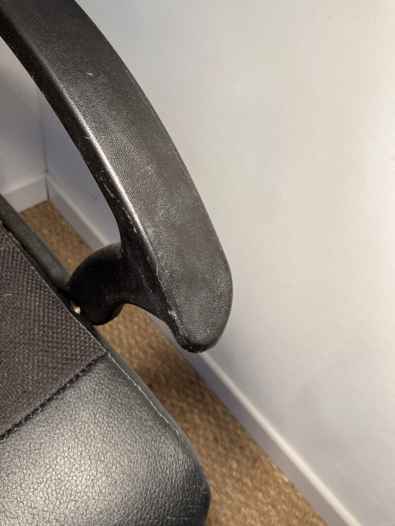 Chaise de bureau noire sur roulettes – Image 6