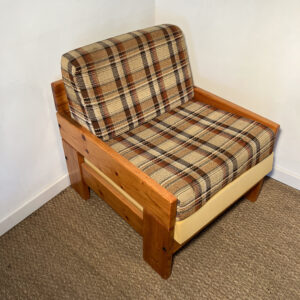 Fauteuil en bois carré