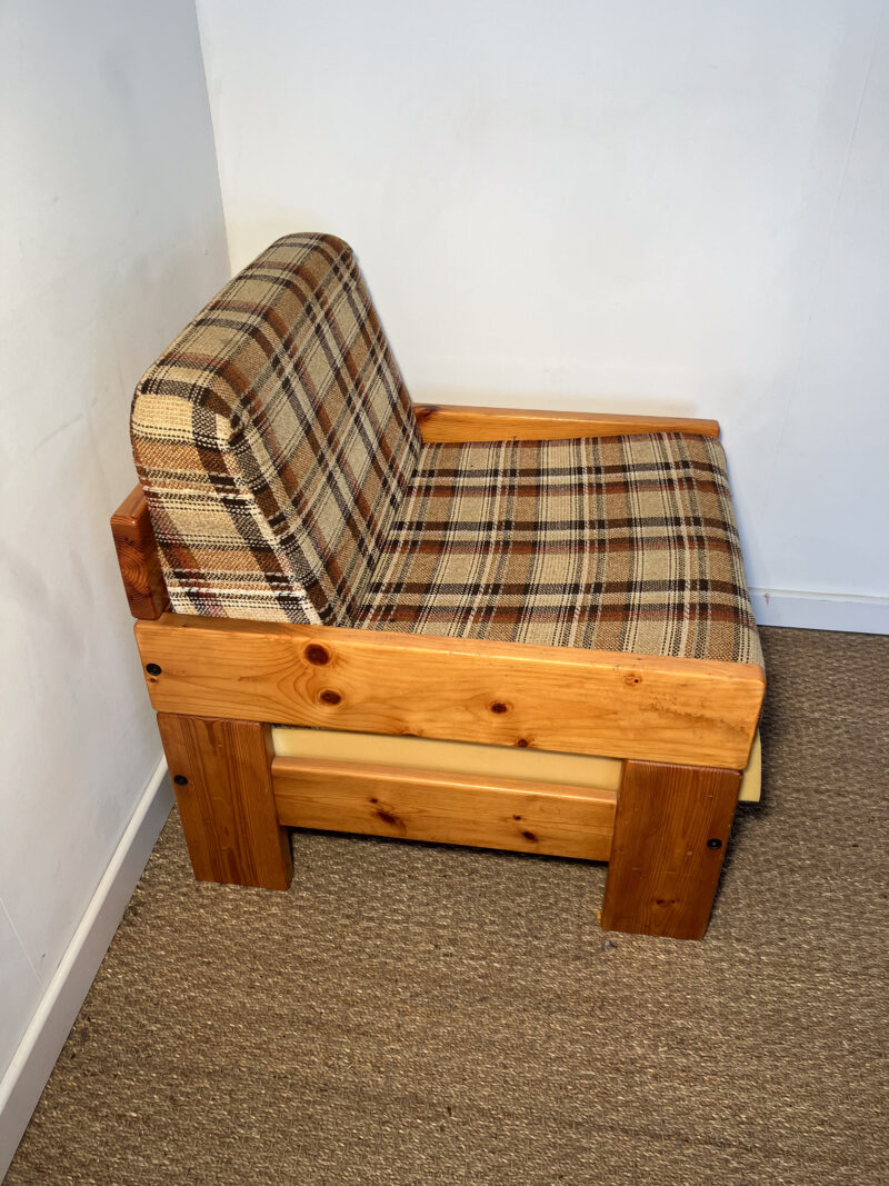 Fauteuil en bois carré – Image 3