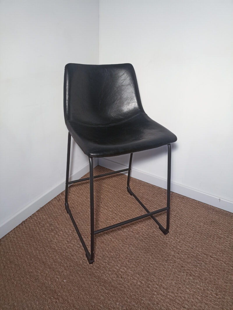 Chaise haute en cuir noir