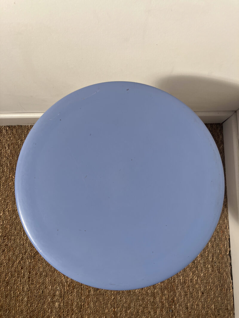 Tabouret blanc et bleu vintage – Image 4