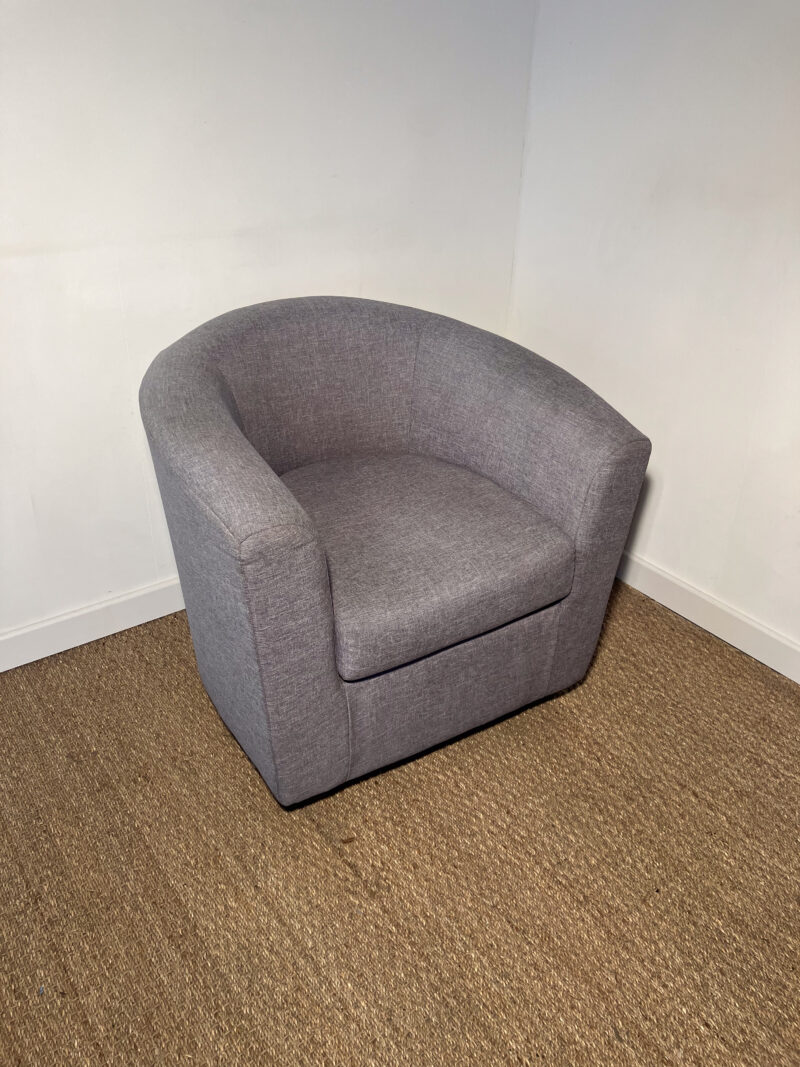 Fauteuil gris arrondi