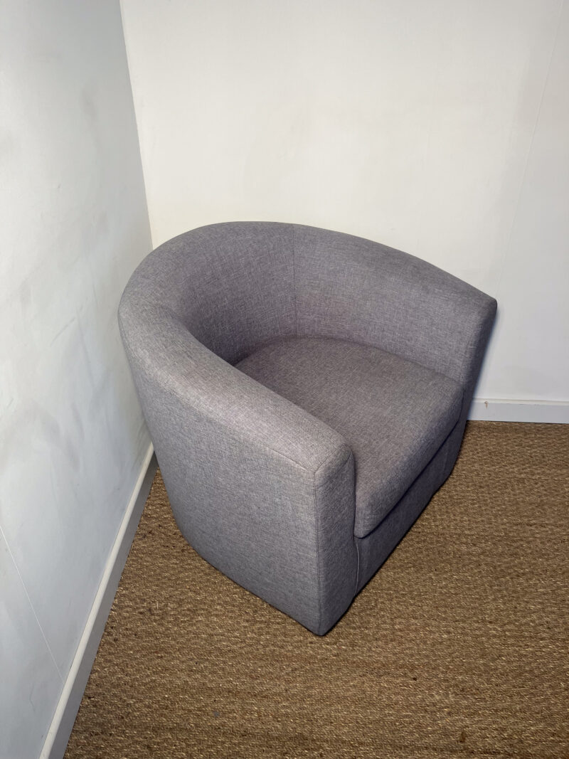 Fauteuil gris arrondi – Image 3