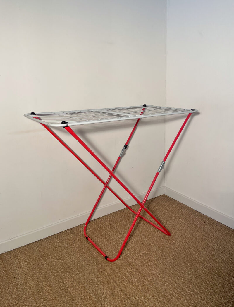 Etendoir à linge rouge et blanc