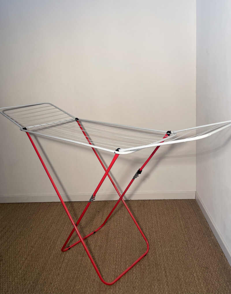 Etendoir à linge rouge et blanc – Image 2