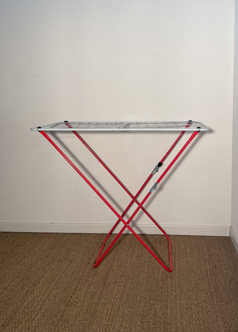 Etendoir à linge rouge et blanc – Image 3