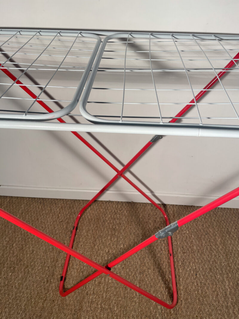 Etendoir à linge rouge et blanc – Image 4