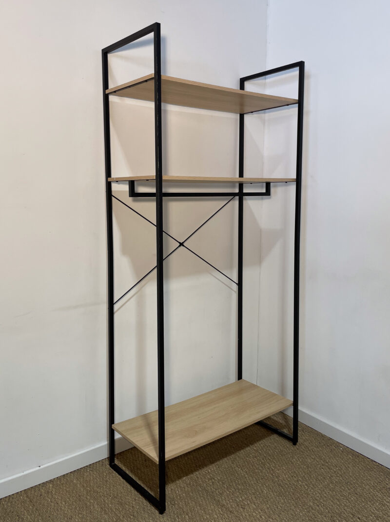 Penderie en bois et fer noir