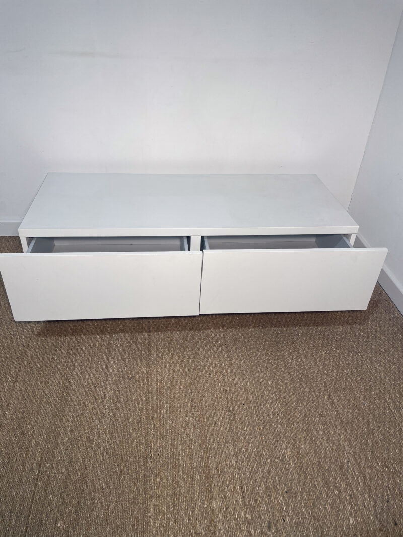 Meuble TV blanc bas roulettes – Image 3