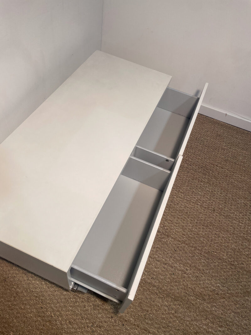 Meuble TV blanc bas roulettes – Image 4
