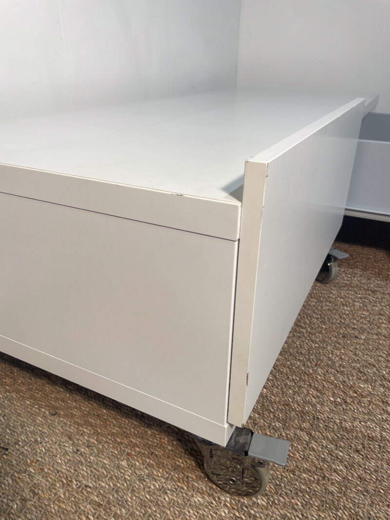 Meuble TV blanc bas roulettes – Image 5