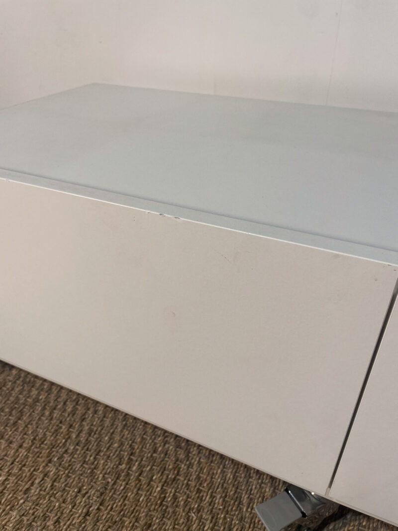 Meuble TV blanc bas roulettes – Image 6