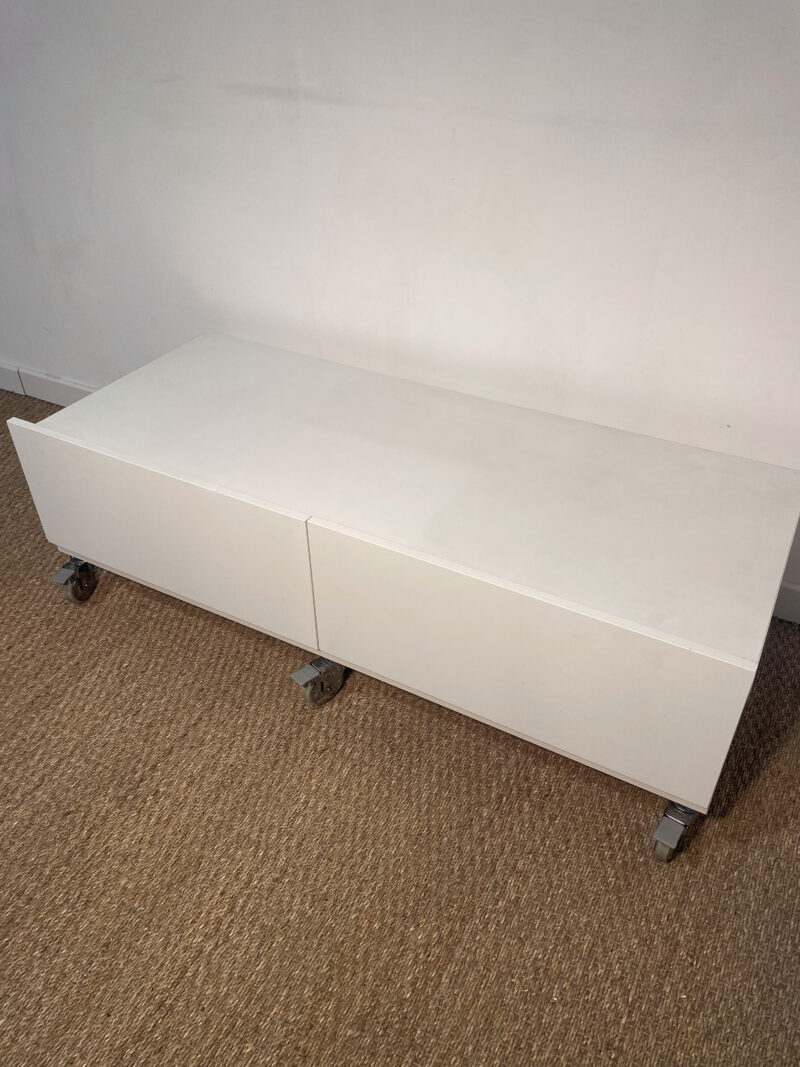 Meuble TV blanc bas roulettes – Image 7