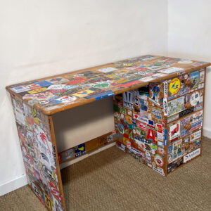 Bureau en pin à stickers