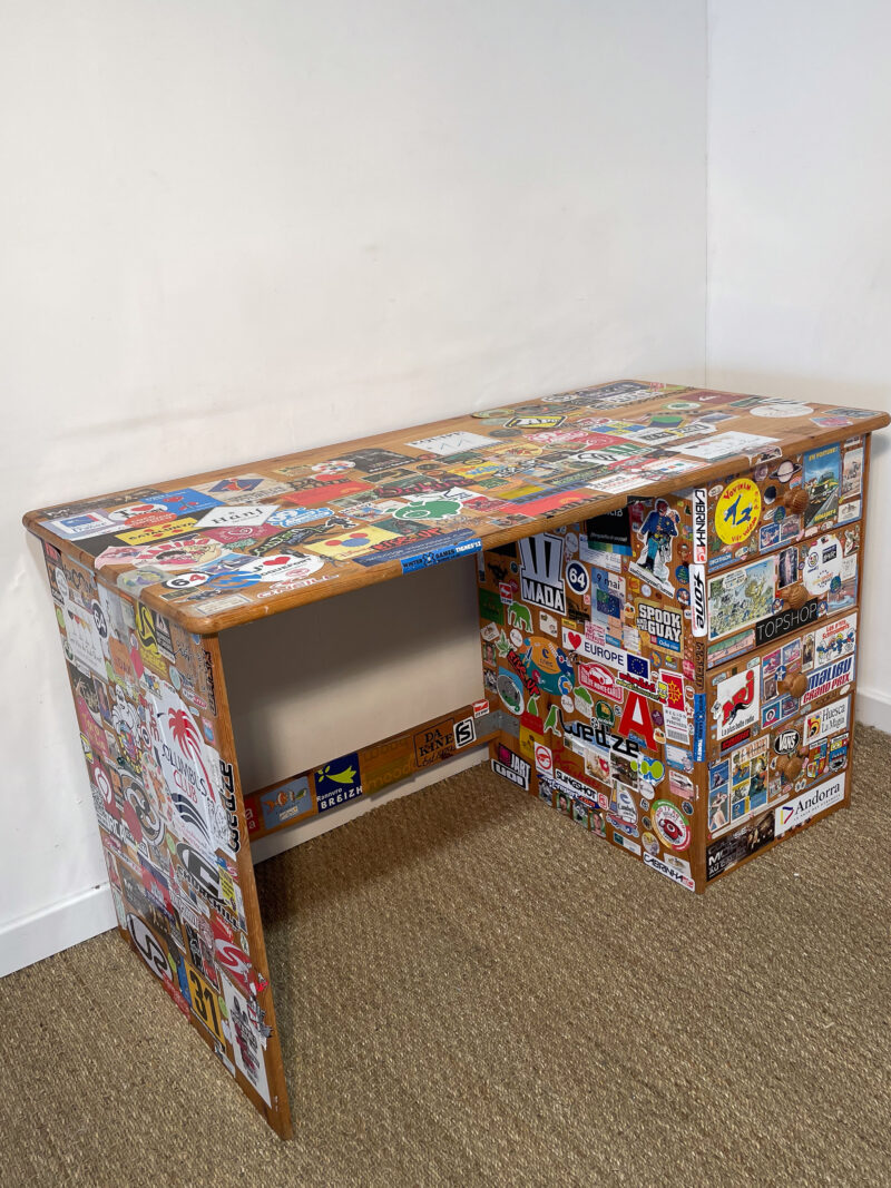 Bureau en pin à stickers