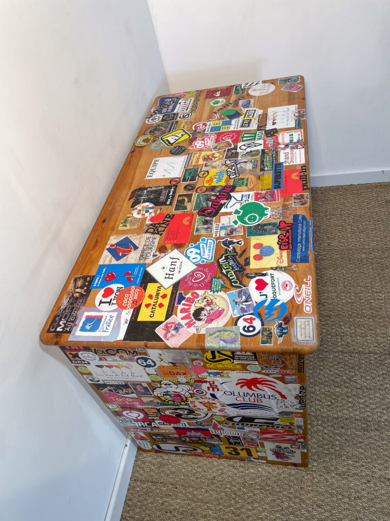 Bureau en pin à stickers – Image 3