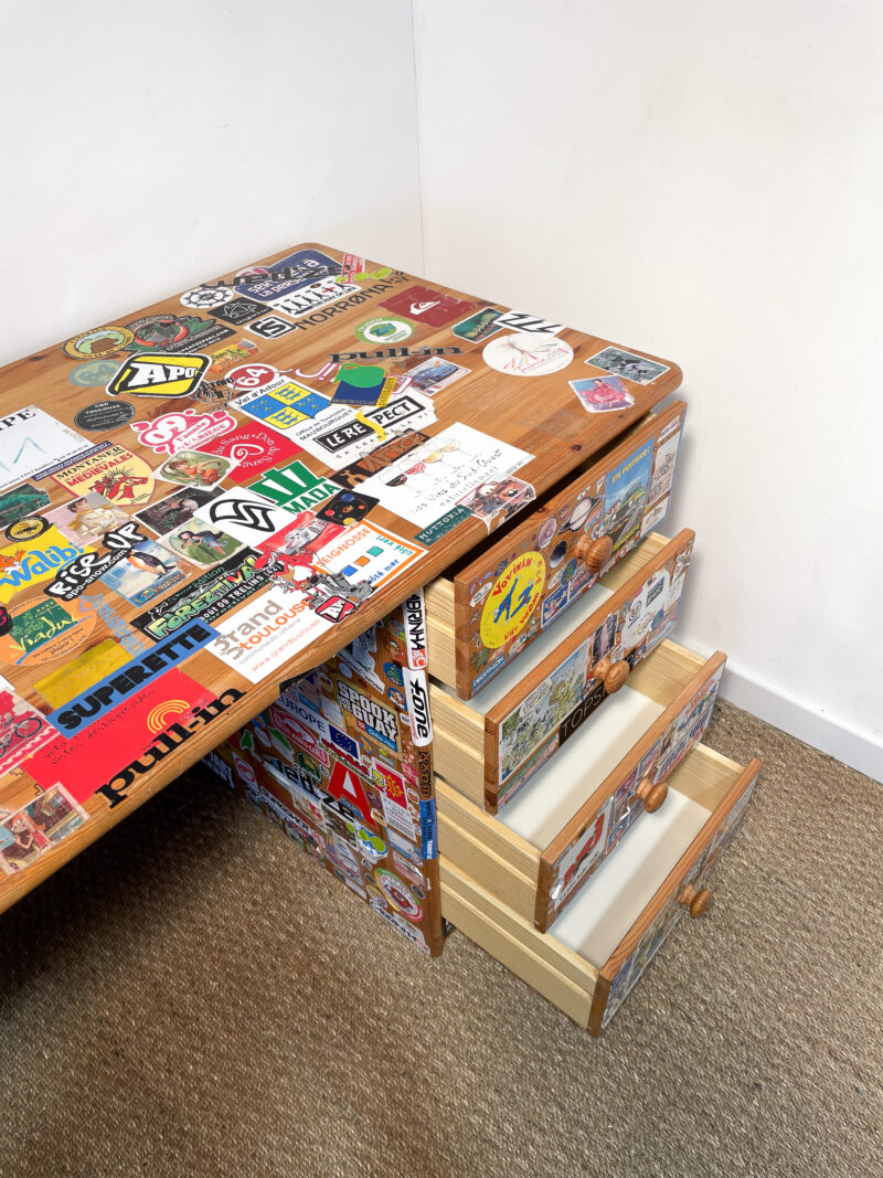 Bureau en pin à stickers – Image 5
