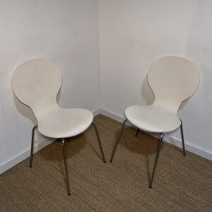 Lot de 2 chaises blanches et pieds en métal